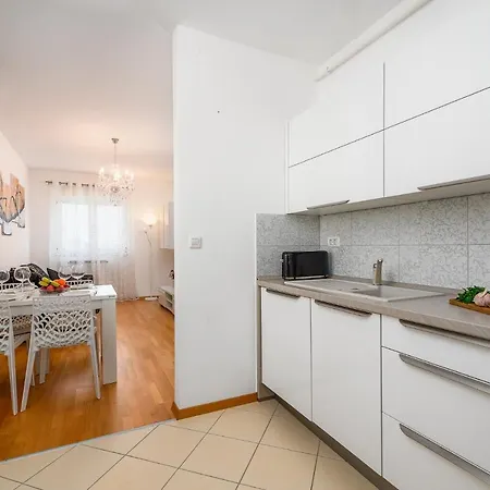 Centre, Modern App 2+2, Free Parking Apartman Pula