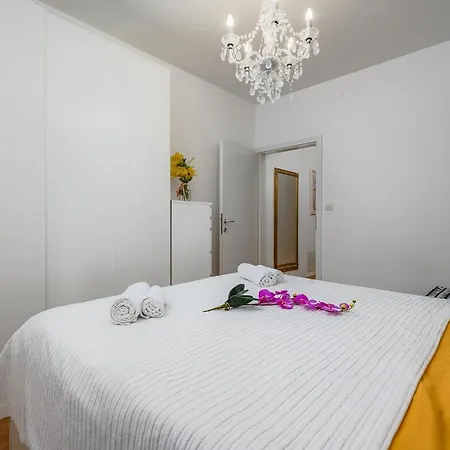 Centre, Modern App 2+2, Free Parking Apartment