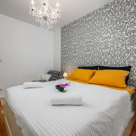 Centre, Modern App 2+2, Free Parking Apartment Pula